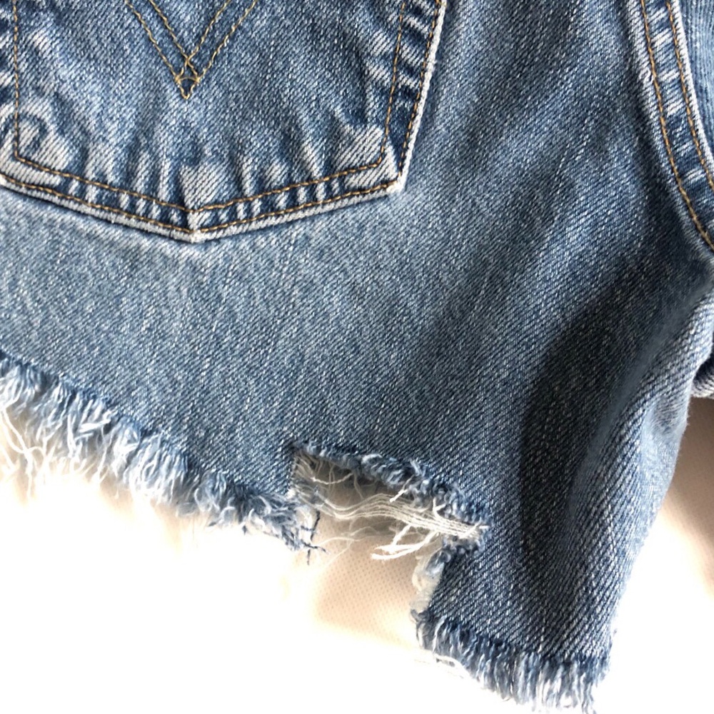 SOLD • Levi’s 550 Relaxed Fit Cut Off Denim Shorts - Picture 4 of 6